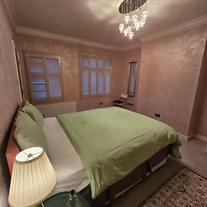 Bed & Breakfast House, Brentford