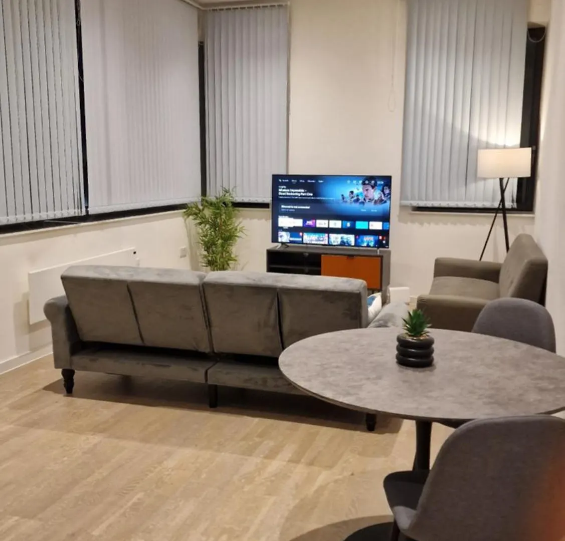 Great London Apartment With Free Parking contacts