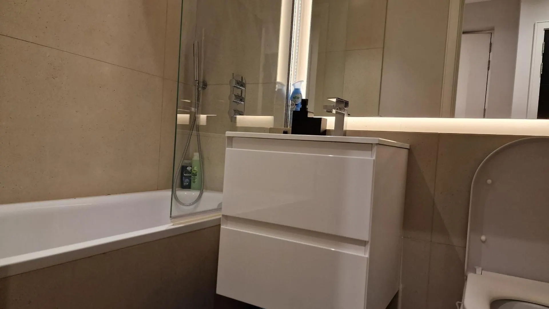Great London Apartment With Free Parking Brentford